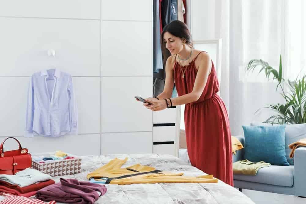 Bekleidung wird von Frau fotografiert