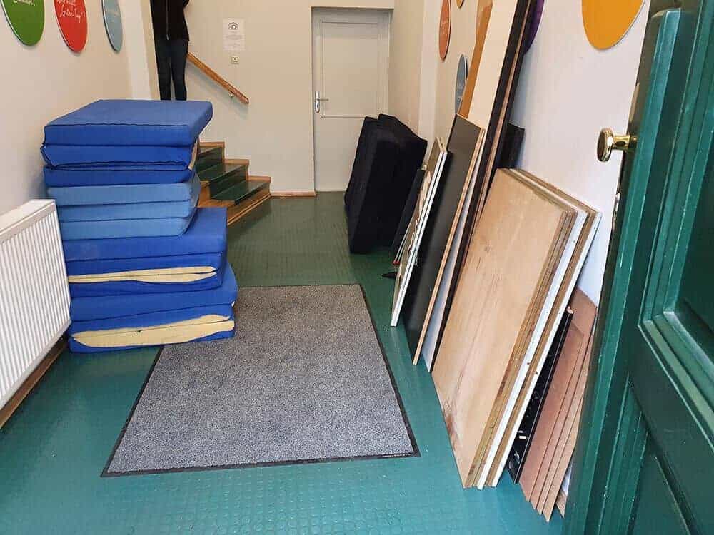 Der Flur eines Jugendzentrums in Berlin-Mitte voller Sperrmüll vor einer Sperrmüllabholung durch Harb Entsorgung