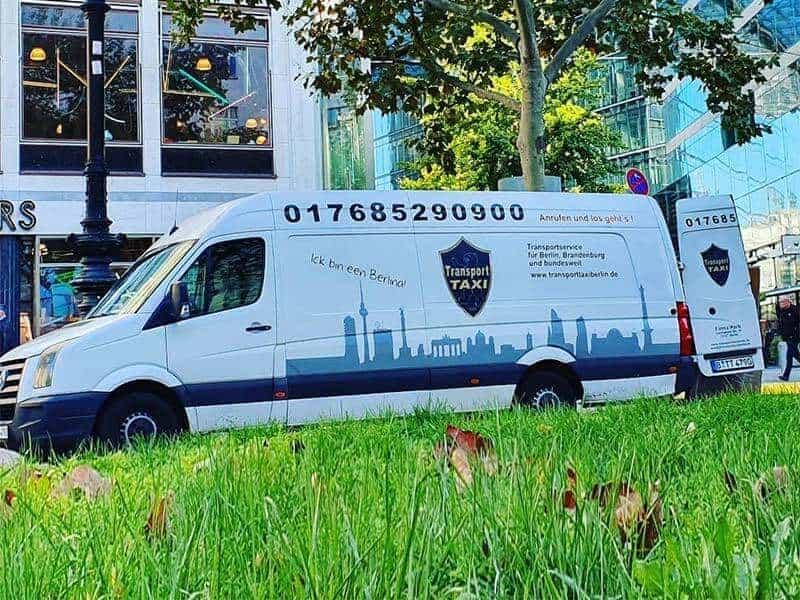 Transporter von Harb Entsorgung bei der Durchführung von Entrümpelungen in Berlin