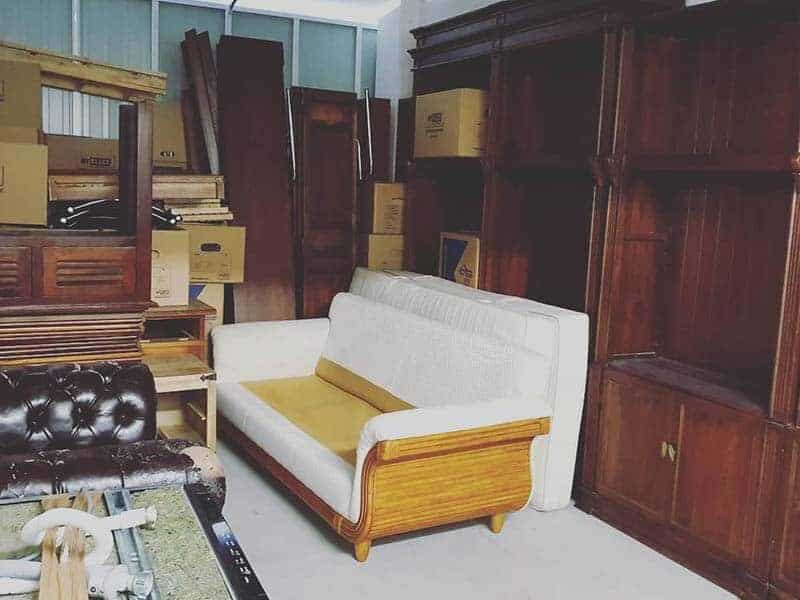 Alte Möbel und eine Couch in Berlin, vorgesehen für die Wohnungsauflösung durch Harb Entsorgung in Berlin